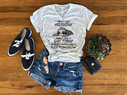 DONT CARE SLOTH GRAPHIC TEE